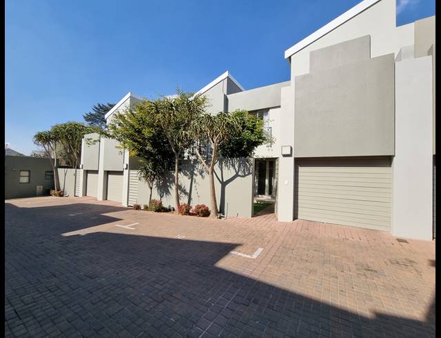 3 BEDROOM DUPLEX TO LET IN OAKLANDS
